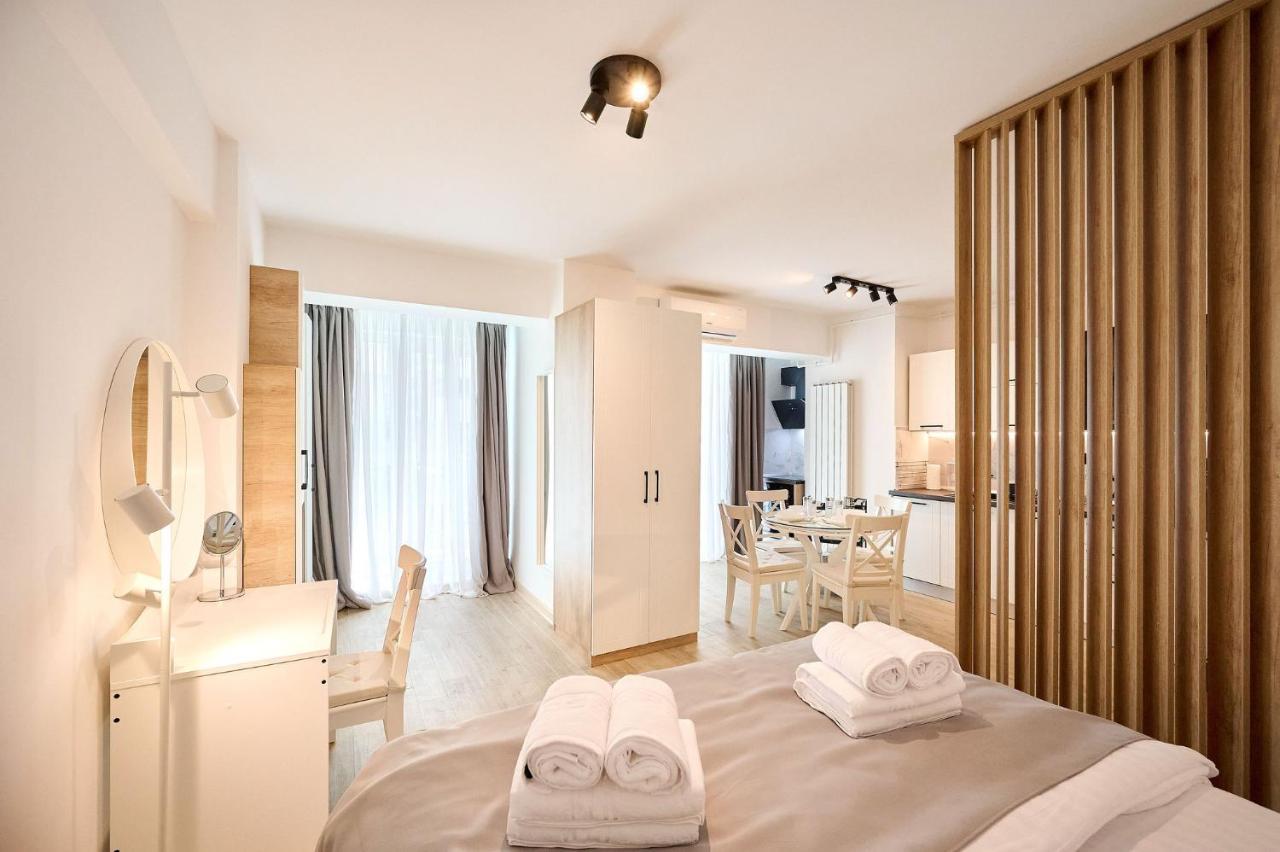 The Point In Infinity Spa&pools - Parking Mamaia