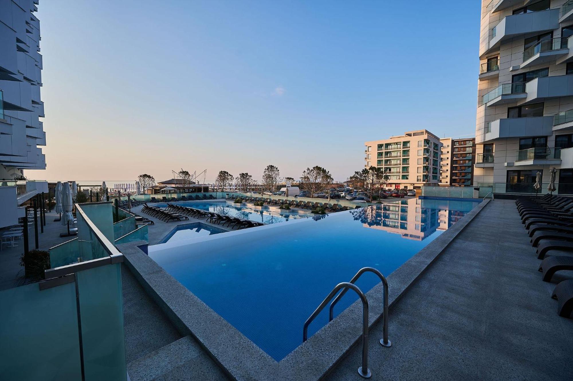 The Point In Infinity Spa&pools - Parking * Mamaia