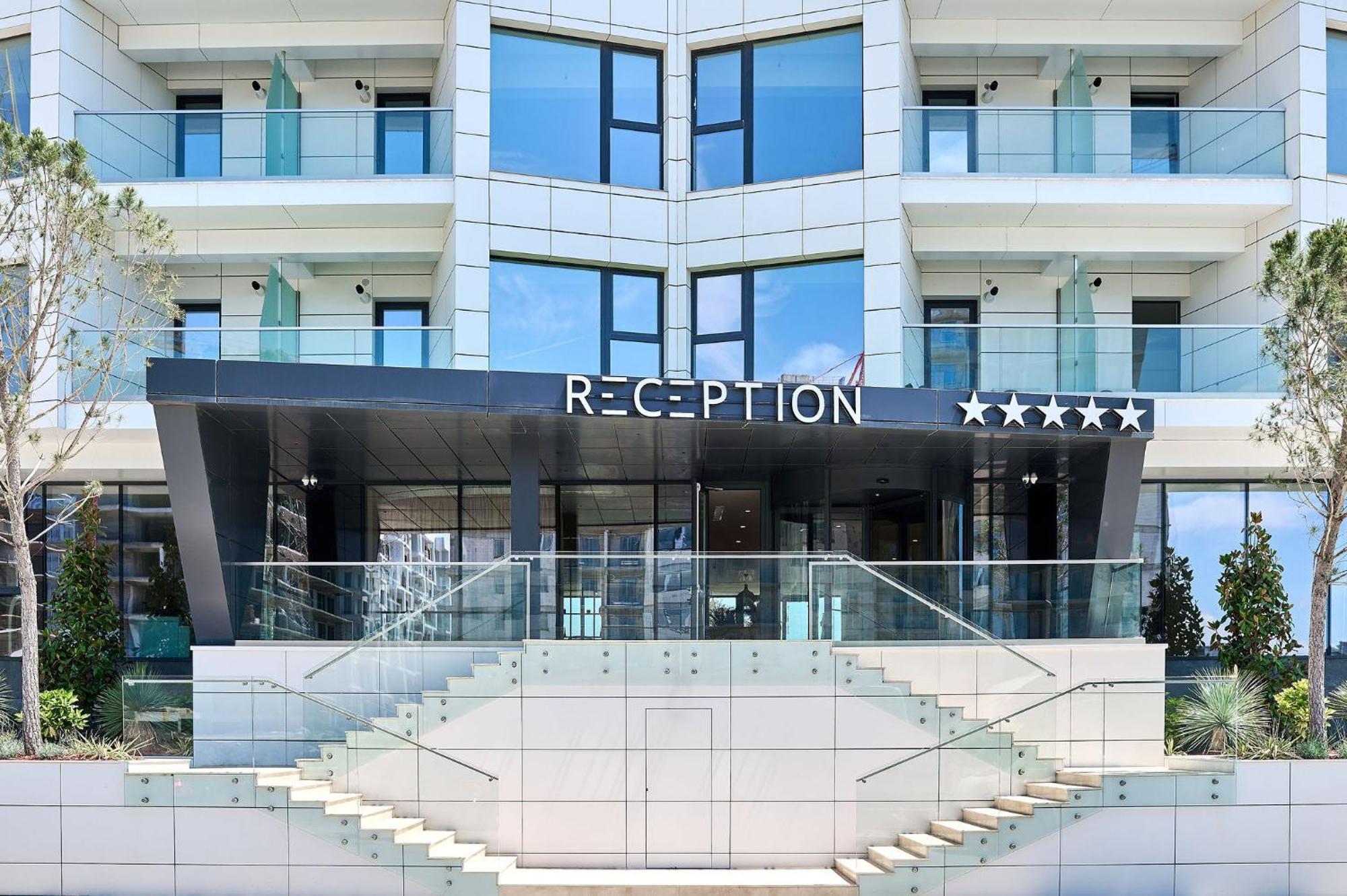The Point In Infinity Spa&pools - Parking *